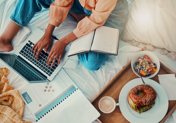 Laptop & Frühstück im Bett